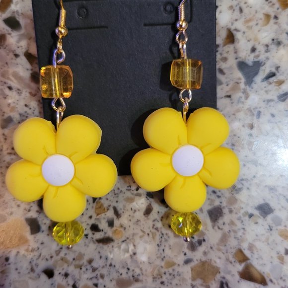 Flower Hand crafted earrings in Yellow. - Picture 4 of 5